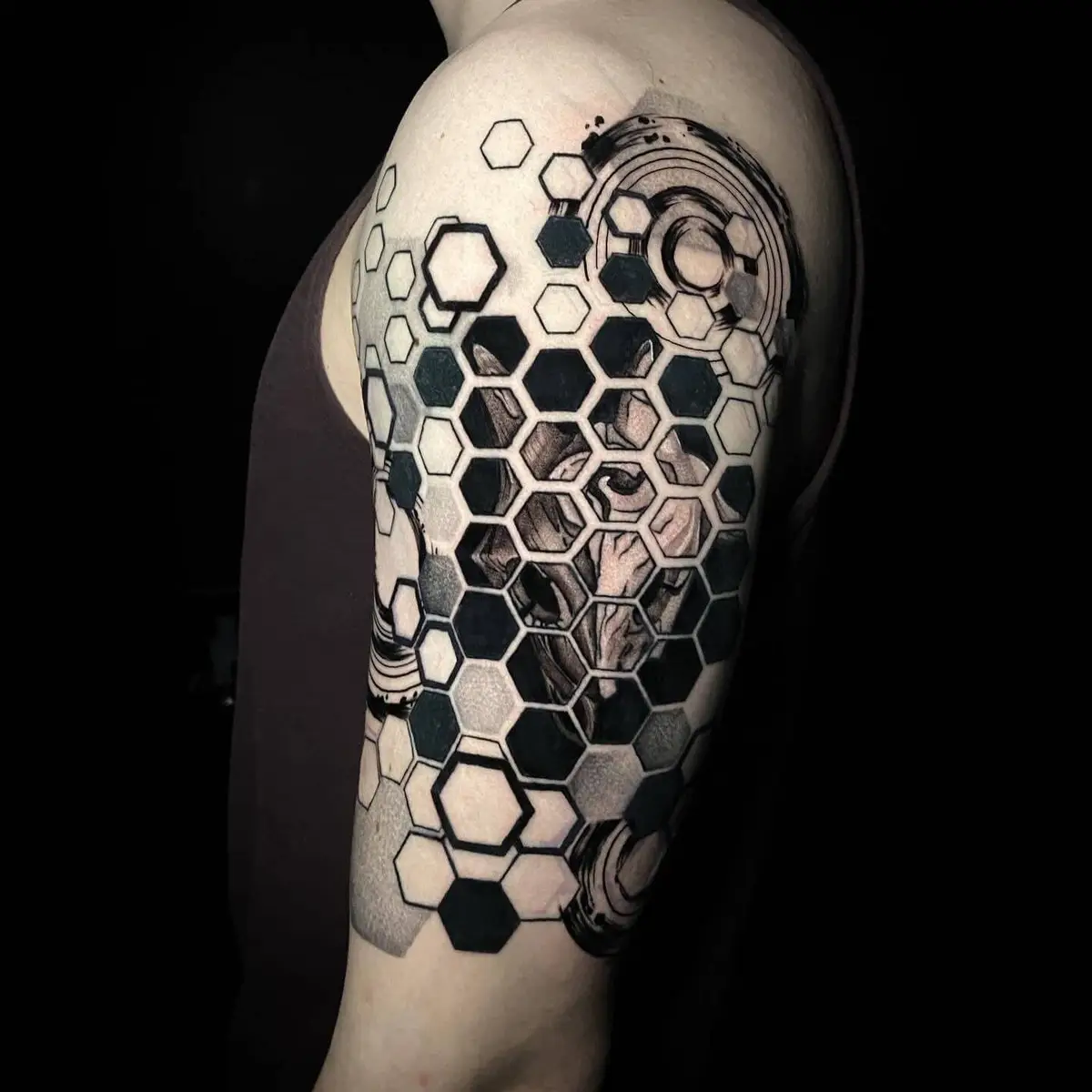 luna_ragequit_tattoo_zürich_008.webp - Image of Luna, Artist at Ragequit Tattoo Piercing Zurich