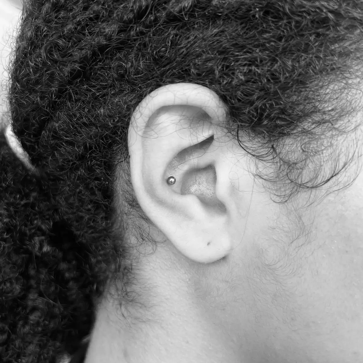 nina_ragequit_piercing_zürich_028.webp - Image of Nina, Artist at Ragequit Tattoo Piercing Zurich