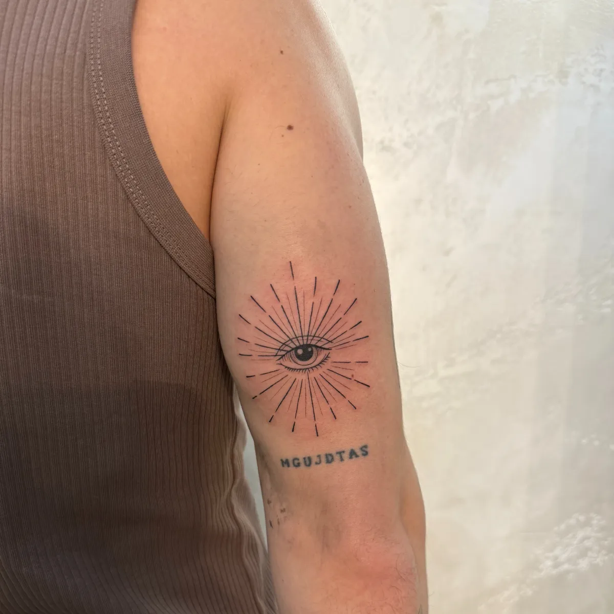 vany_ragequit_tattoo_zürich_002.webp - Image of Vany, Artist at Ragequit Tattoo Piercing Zurich